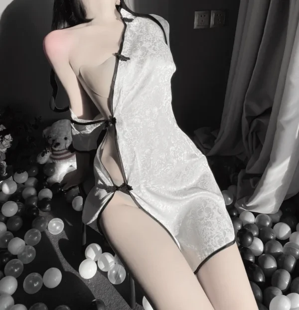 White Traditional Chinese-Style Qipao - Image 4