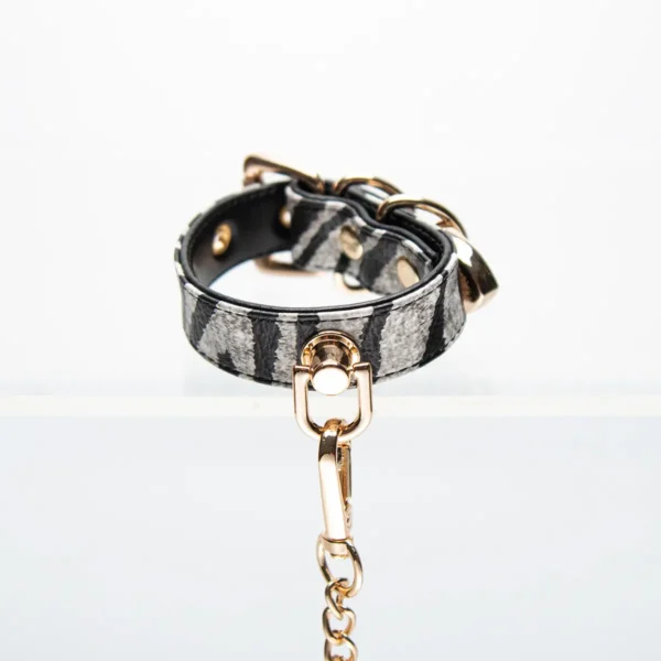 Snakeskin Zebra Pattern Handcuffs and Ankle Cuffs - 图片 3